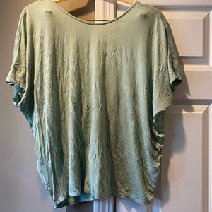 NEVER BEEN WORN relaxing tee